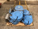 une pile de réservoirs d'eau bleus posés sur une palette