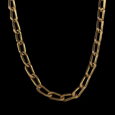 un collier à chaîne en or avec un maillon allongé sur fond noir