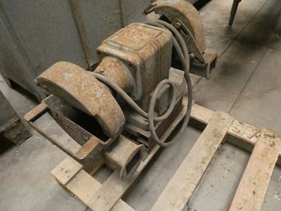 une pile de palettes en bois posée sur une palette en bois
