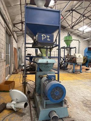 une machine qui se trouve à l'intérieur d'un bâtiment