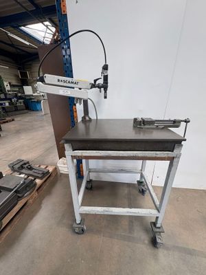 une table sur laquelle est posée une machine, dans un entrepôt