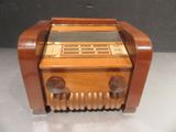 une vieille radio posée sur une table