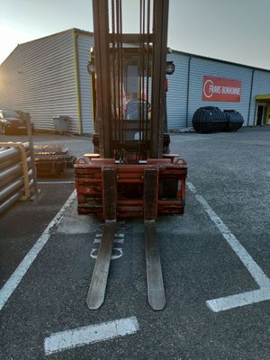 un chariot élévateur à fourche garé dans un parking