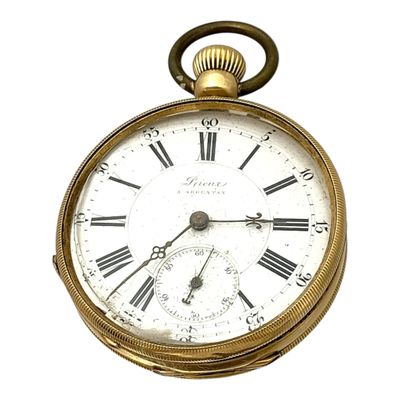 une montre de poche en or avec des chiffres romains sur le cadran