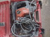 une boîte rouge contenant des outils, posée sur le sol