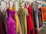 beaucoup de robes suspendues à un portemanteau dans un magasin