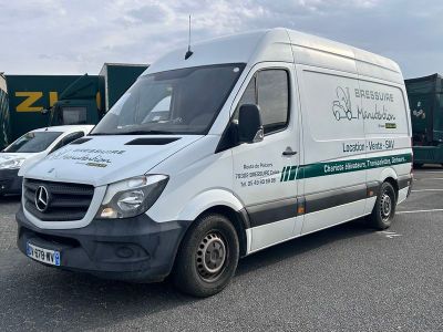 une camionnette blanche garée dans un parking