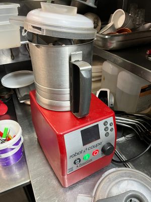 un mixeur rouge posé sur un plan de travail de cuisine
