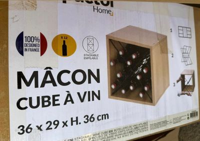 une boîte en carton contenant plusieurs bouteilles