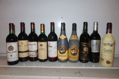 Des bouteilles de vin sont alignées sur une étagère dans une cuisine.