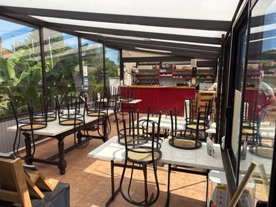 de nombreuses tables et chaises sur la terrasse d'un restaurant