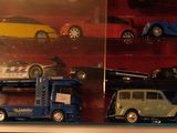 de nombreuses petites voitures dans une vitrine posée sur une étagère