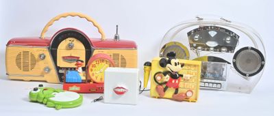 divers objets, notamment une radio, une horloge, une souris et d'autres objets