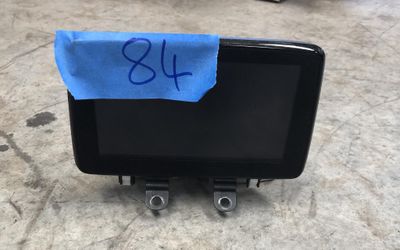 un gros plan d'un téléphone portable sur lequel est collé un autocollant bleu