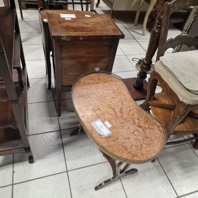 un grand nombre de meubles exposés dans un magasin