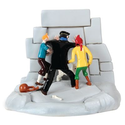 une figurine représentant un groupe de personnes devant un mur de pierre