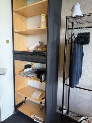 une photo d'un placard dans une petite pièce