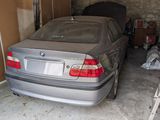 une voiture garée dans un garage, près d'un mur