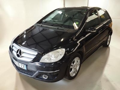 une photo d'une mercedes noire de classe b garée dans un garage