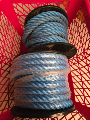 un panier rouge contenant une corde bleue