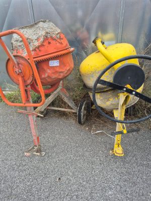 deux bétonnières garées l'une à côté de l'autre au bord de la route