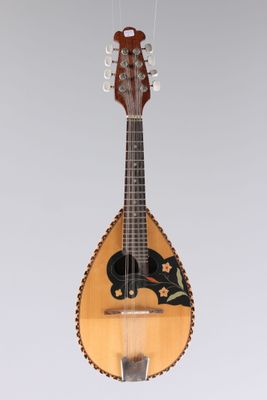 une mandoline suspendue à une ficelle accrochée au mur