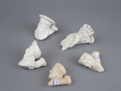six pièces de poterie blanche ornées d'un oiseau sur le dessus