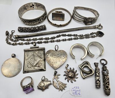 Plusieurs bijoux en argent sont exposés sur un fond blanc