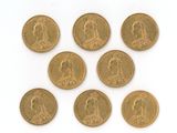 six souverains d'or britanniques, dont l'un porte le portrait de la reine Victoria et l'autre celui de