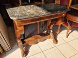 une table avec un plateau en marbre dans une pièce