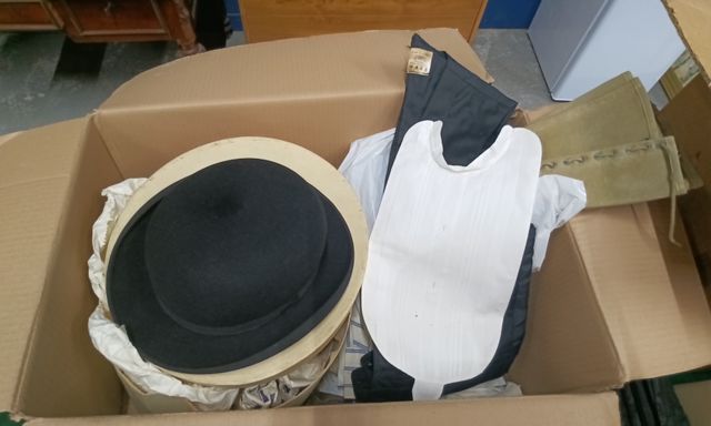Lot de vêtements d’homme ancien avec chapeau melon