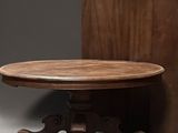 une image représentant une table en bois munie de roulettes, posée sur une surface grise