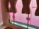 trois mannequins exposés devant une vitrine