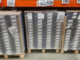de nombreuses boîtes empilées sur les étagères du magasin