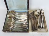 un lot de cuillères en argent et de cuillères dans une boîte