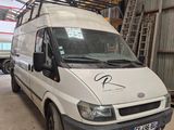 une camionnette blanche garée dans un garage