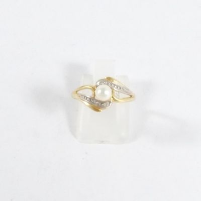 une photo d'une bague en perle et diamant