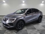 un SUV Buick gris de 2021 garé sur un sol à damier