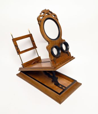 un miroir et une chaise en bois posés sur une surface blanche