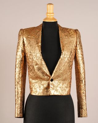 une veste dorée sur un mannequin, un mannequin, un mannequin, un mannequin, un mannequin, un mannequin, un mannequin, un mannequin, un mannequin