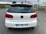 l'arrière d'une voiture blanche garée sur le bord de la route