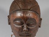 une image d'un masque en bois sur fond blanc