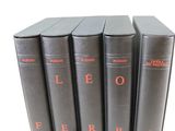 six livres noirs aux lettres rouges sont empilés les uns sur les autres