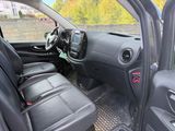 l'intérieur d'une voiture avec des sièges en cuir noir et un volant