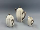 service à thé et à café en porcelaine blanche, composé de trois pièces, sur fond gris