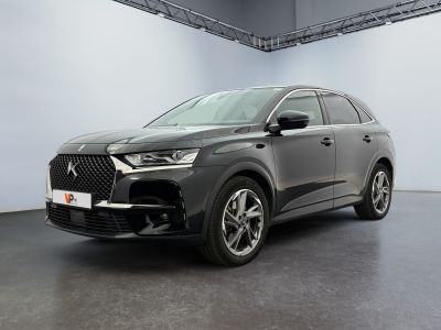 vue de face d'un SUV de couleur sombre garé dans un garage