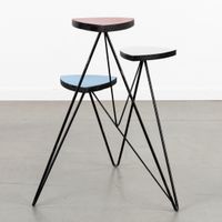 Un support décoratif pour plantes, en Formica et métal patin… (photo 3)