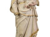 une statue de femme tenant un bébé dans ses bras