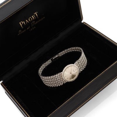une image représentant une montre pour femme dans son écrin, sur fond blanc