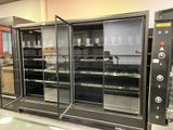 une grande vitrine qui contient beaucoup de nourriture